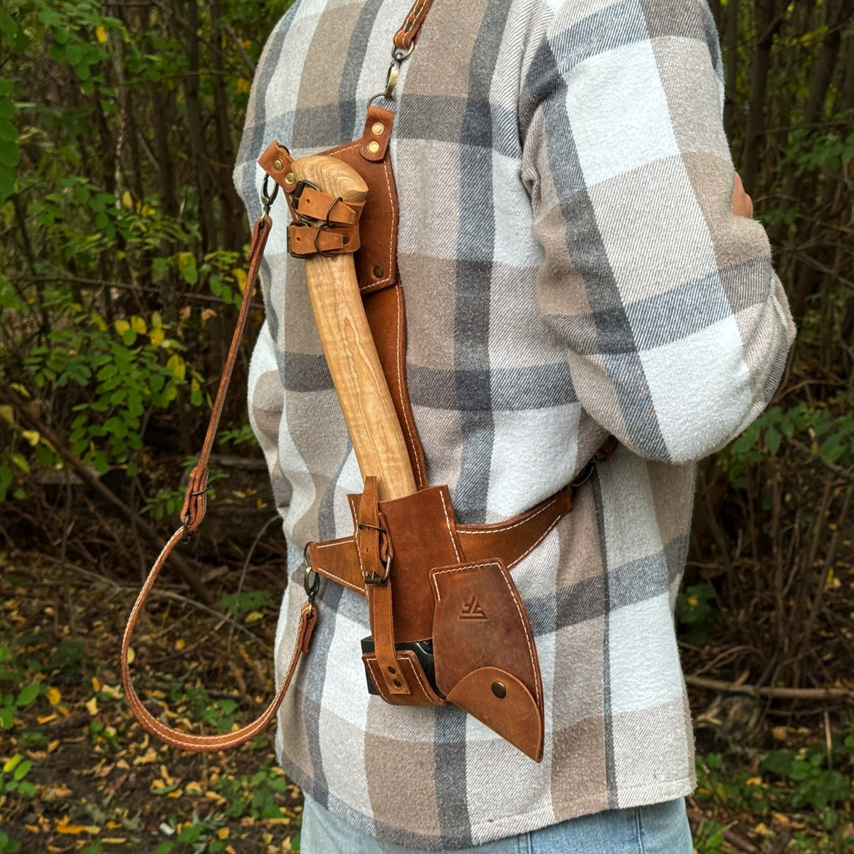 Chopping Axe with Leather Back Carry Pouch, 1.05 kg (2.2 lb)