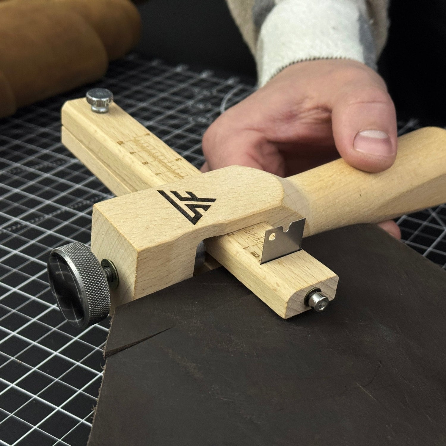 Adjustable Leather Strap &amp; Belt Cutter