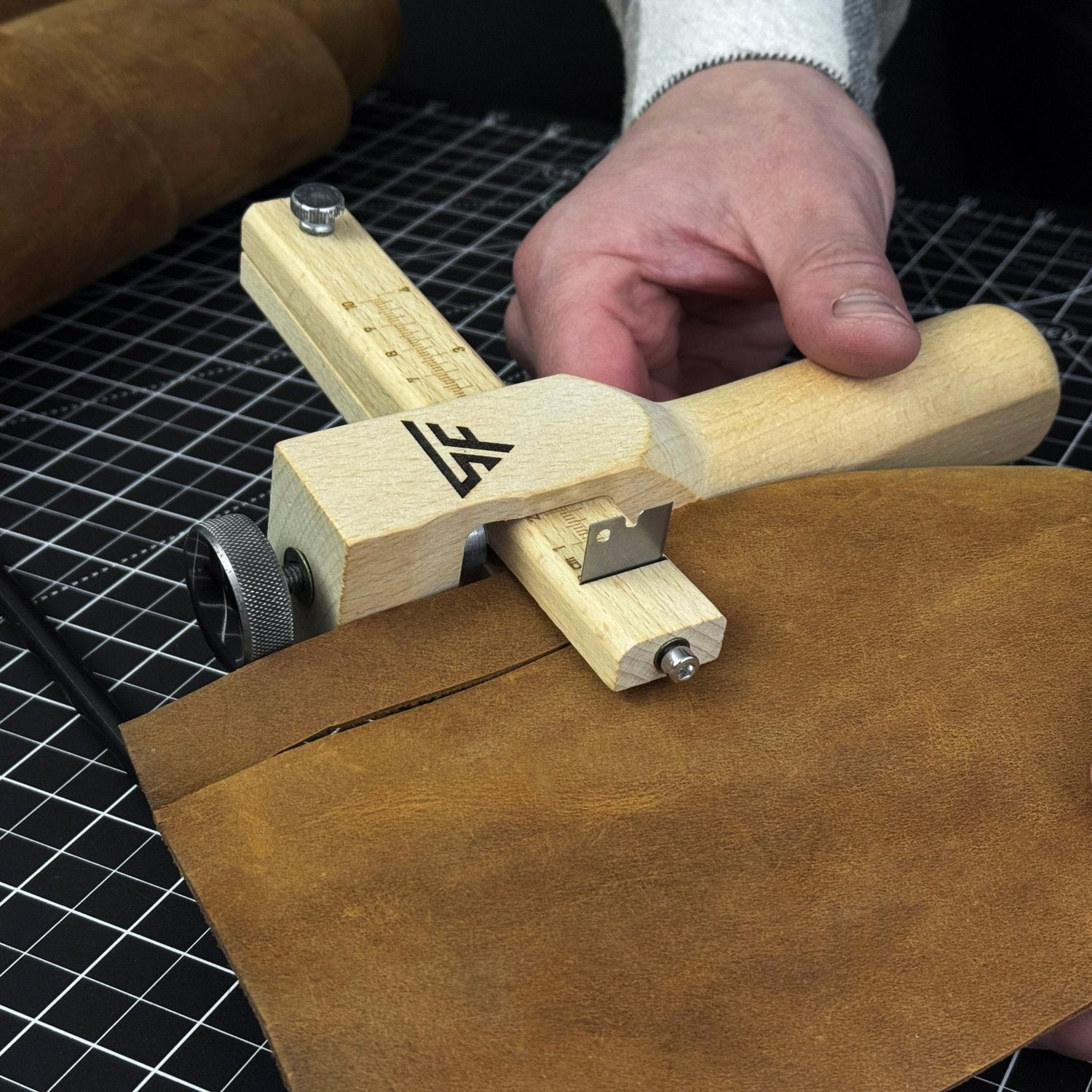 Adjustable Leather Strap &amp; Belt Cutter