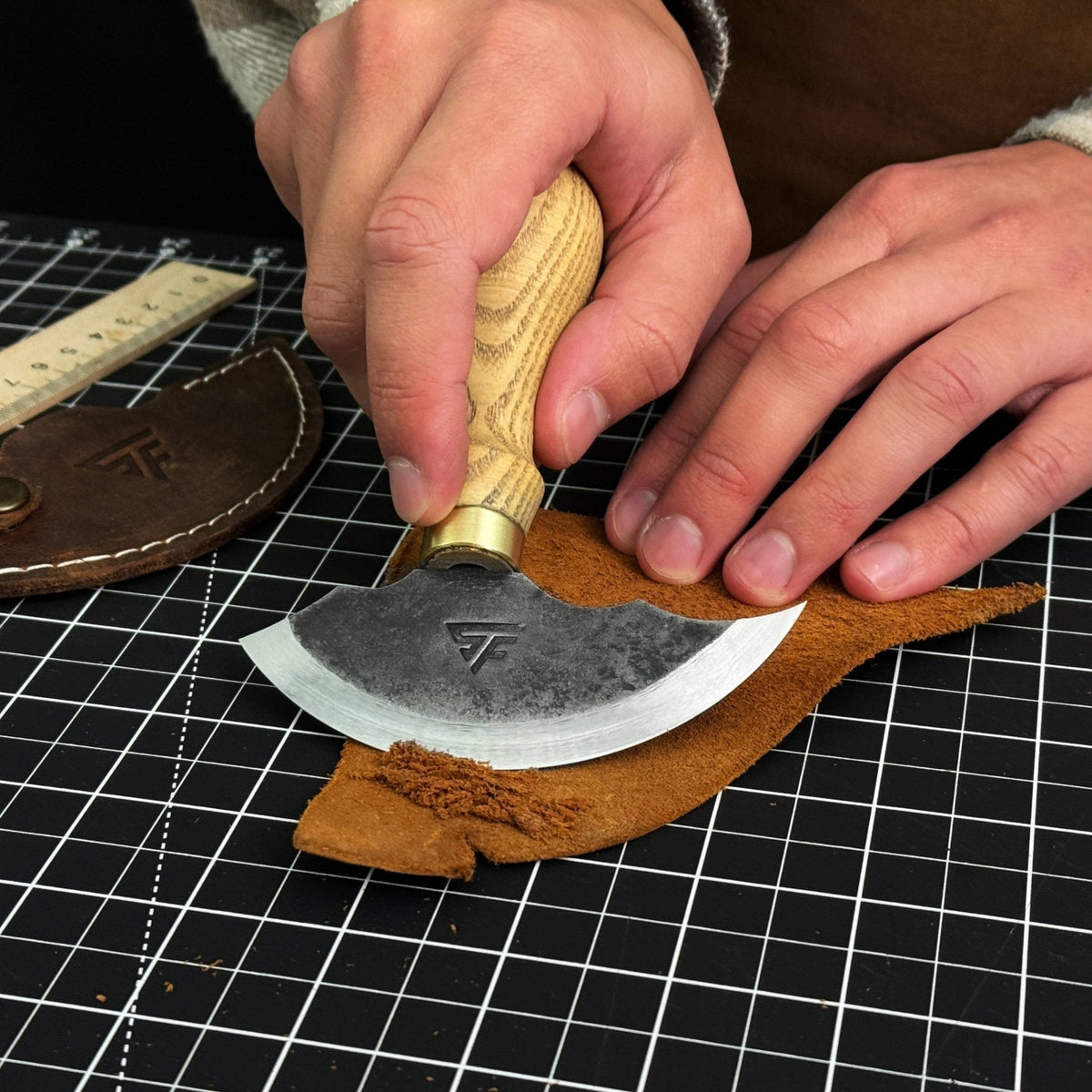 Leather Round Knife, 10 cm (3.9 inches)